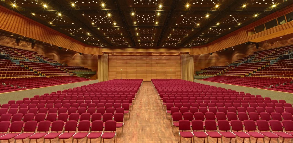 Grosse Halle in der Saarlandhalle in Reihenbestuhlung mit Blick von der Bühne