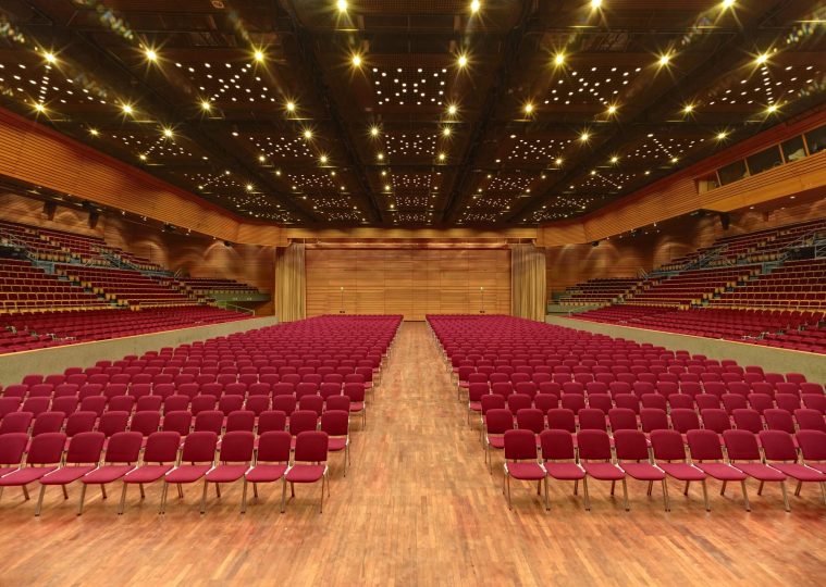 Grosse Halle in der Saarlandhalle in Reihenbestuhlung mit Blick von der Bühne