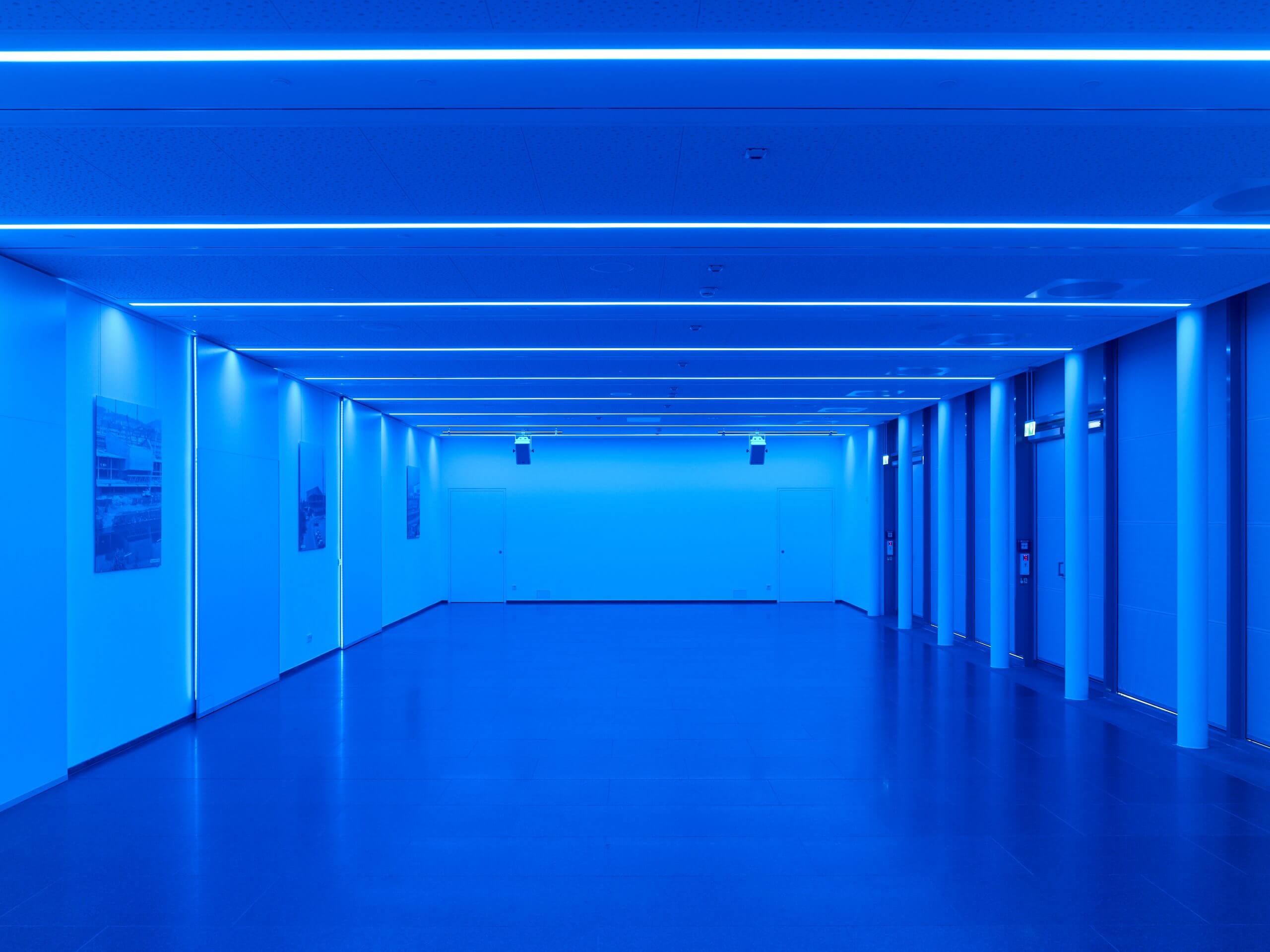 Raum SaarUfer in der Congresshalle unbestuhlt blau beleuchtet