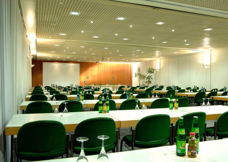 Saarlandhalle Room 2, parlamentiary seating, decked, screen